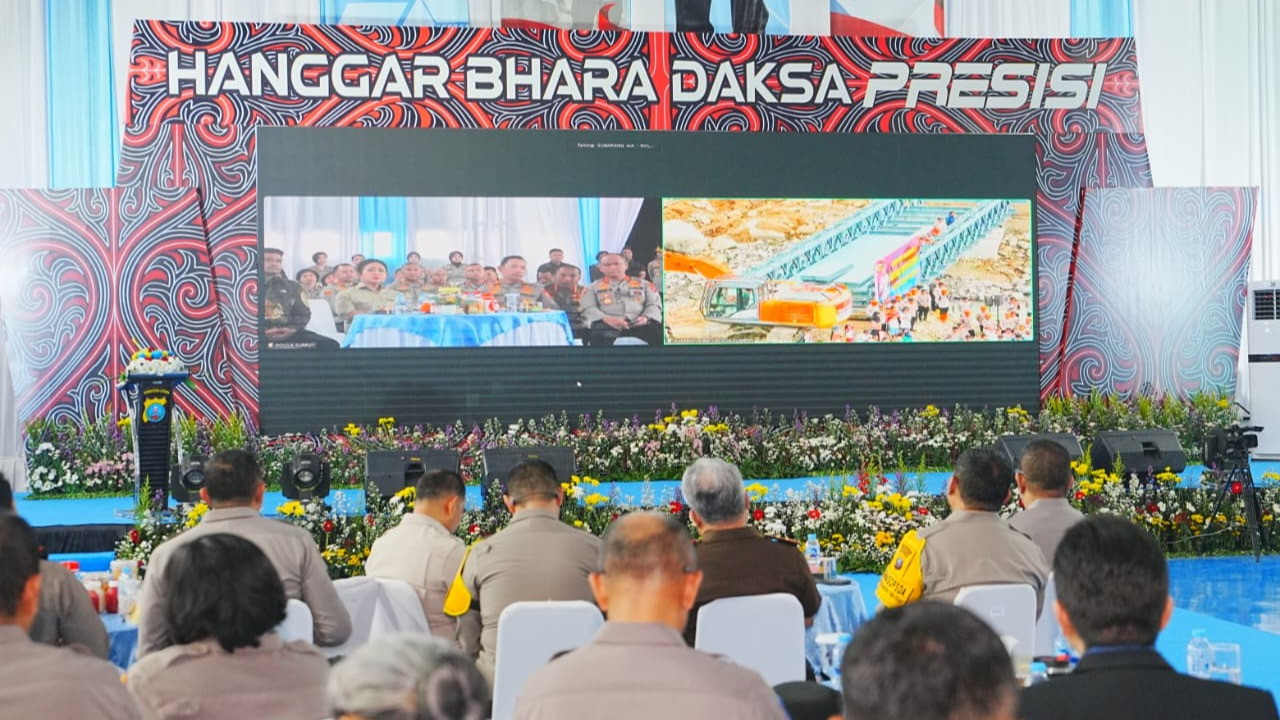 Percepat Pemulihan Akses, Kapolri Pantau Pembangunan Jembatan Bailey di Sumbar
            - galeri foto
