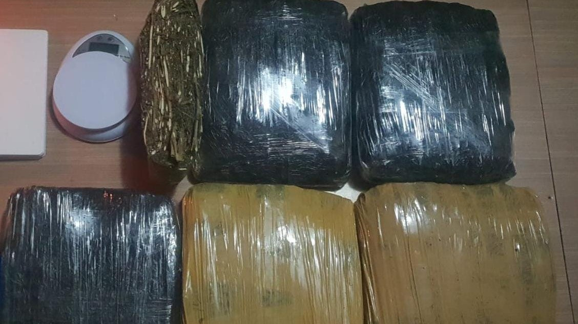 Tiga Pria Diringkus Saat Hendak Transaksi Narkoba di Parkiran Stasiun Tanah Abang, Ganja 15,5 kg Diamankan
            - galeri foto