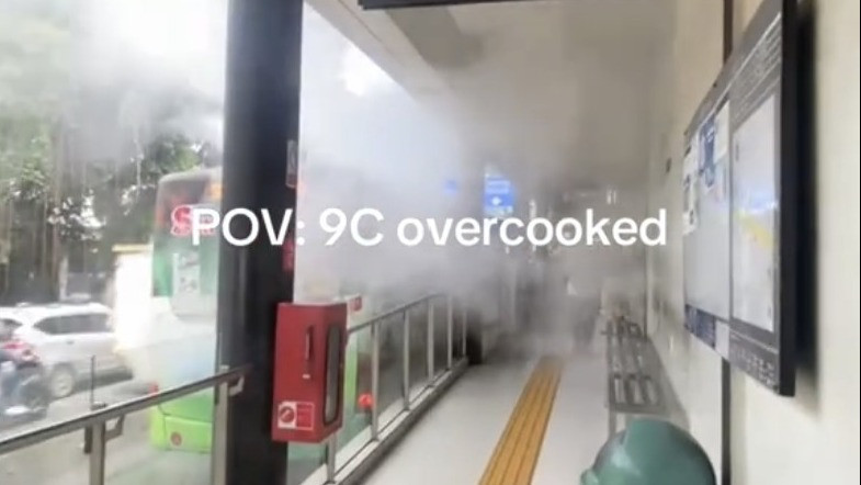 Viral Bus Transjakarta Mendadak Keluar Asap Tebal di Halte Pancoran, Penumpang Panik Parah hingga Berhamburan
            - galeri foto