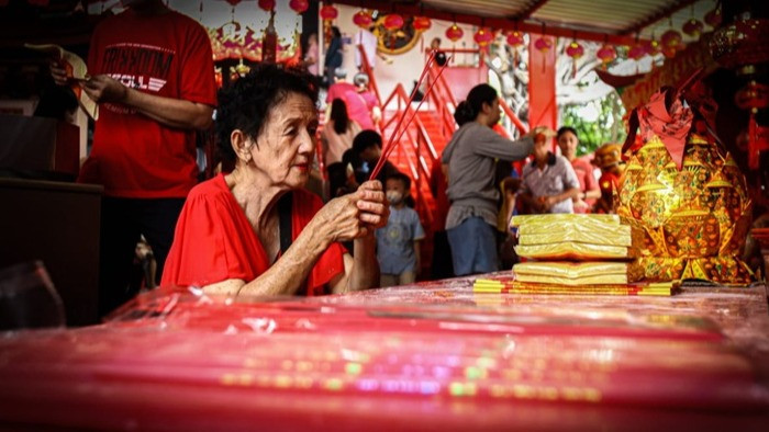 Berita Foto: Umat Tridharma Khusyuk Rayakan Imlek 2577 di Vihara Dharma Bhakti
            - galeri foto