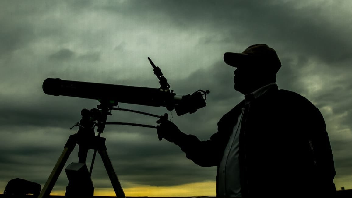 Petugas mengamati hilal dengan teropong, hasil pemantauan sementara dari Kantor Wilayah Kementerian Agama Jakarta, Selasa (17/2/2026)
