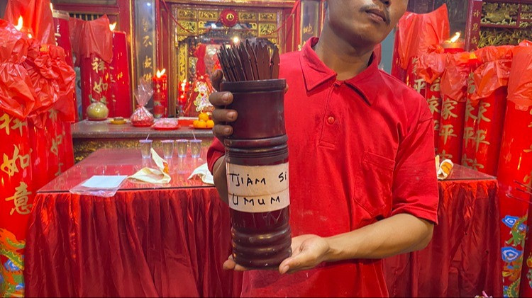 Tjiam Si, Ritual Mengintip Nasib Masa Depan Warga Tionghoa
            - galeri foto
