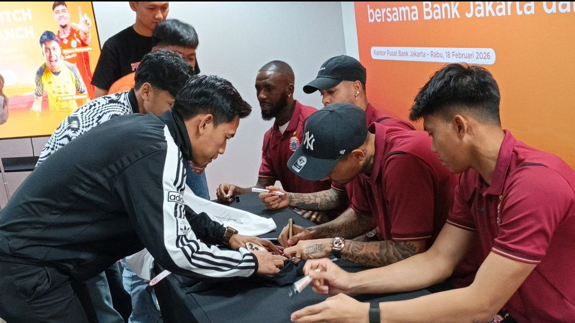 Bertemu The Jakmania dalam Acara Meet and Great Persija X Bank Jakarta, Shayne Pattynama Janji Beri Gelar Juara Musim Ini
            - galeri foto