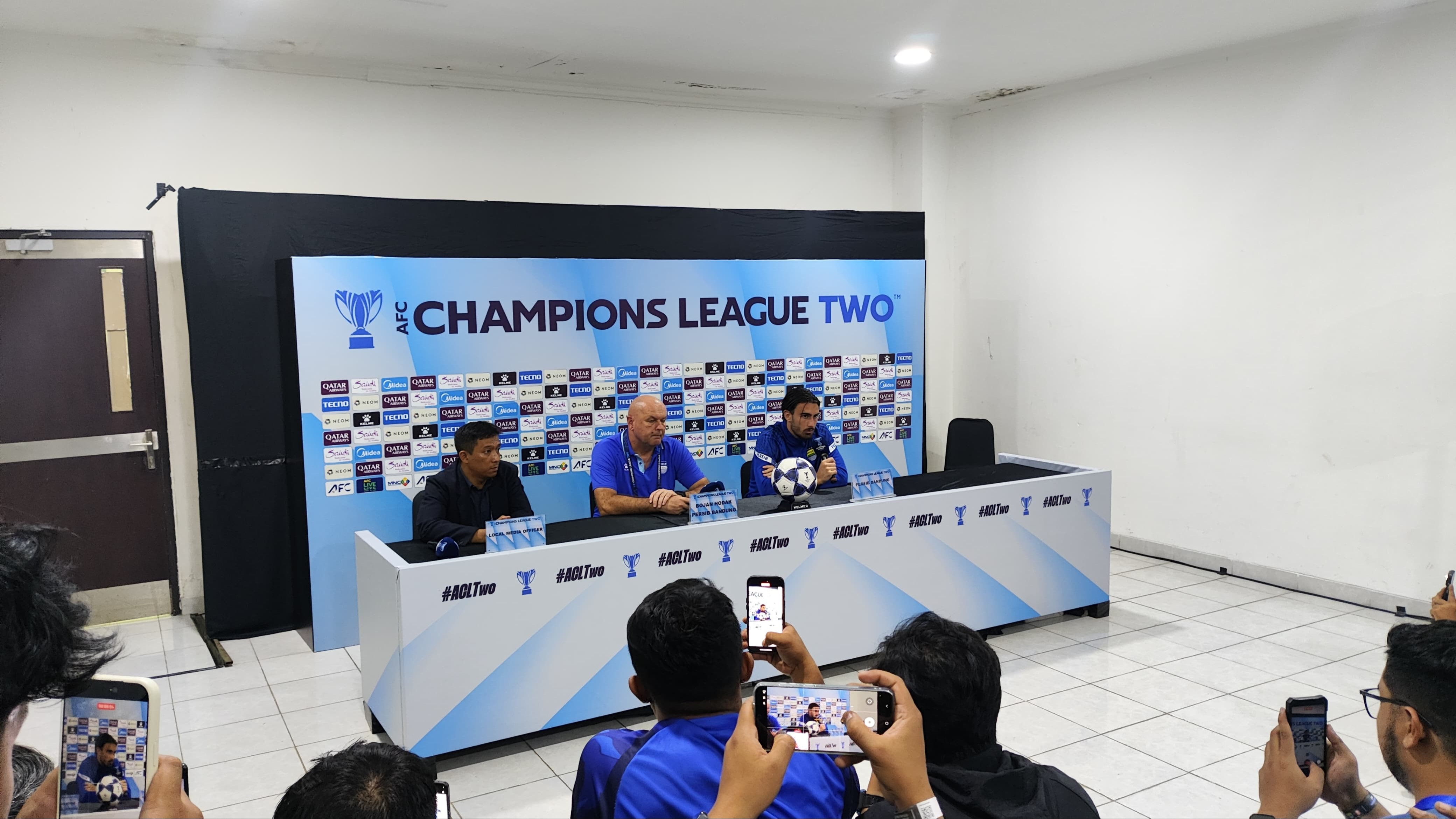 Bojan Hodak Geram ke Wasit Arab usai Persib Kalah Agregat 1-3 dari Ratchaburi FC
            - galeri foto