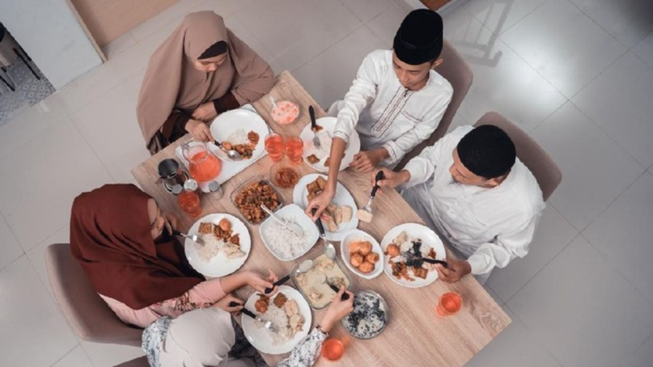 Jangan Salah, Begini Niat Puasa Ramadhan yang Benar agar Puasanya Diterima
            - galeri foto