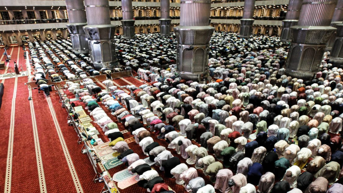 Berita Foto : Ribuan Jemaah Ikuti Shalat Tarawih Perdana di Masjid Istiqlal
            - galeri foto