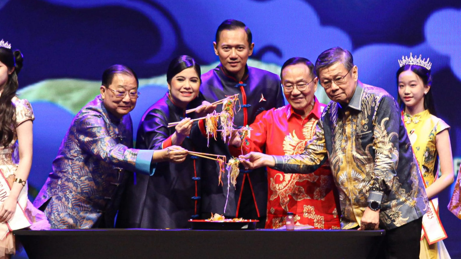 Terjual Rp6,5 Miliar, Uang Hasil Lelang Lukisan SBY "Kuda Api" Disumbangkan untuk Bantuan Kemanusiaan
            - galeri foto