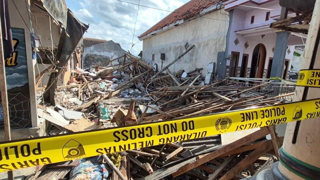 Tujuh Rumah Hancur Akibat Ledakan Hebat Petasan di Situbondo, Seorang Tewas dan Lima Lainnya Luka-luka
            - galeri foto
