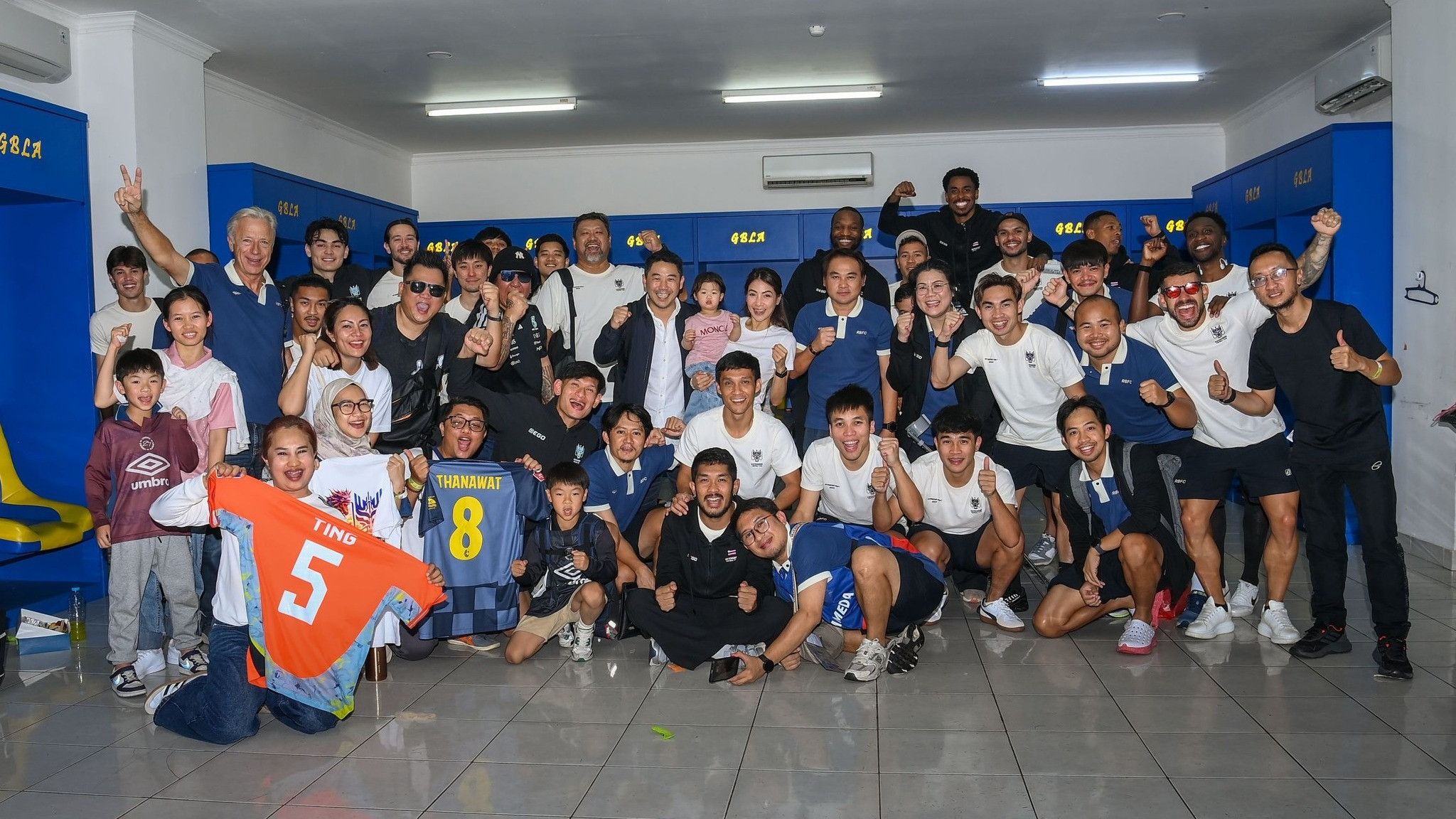 Sentil Keamanan GBLA, Media Vietnam Bongkar Dampak Serius Kericuhan Laga Persib vs Ratchaburi
            - galeri foto