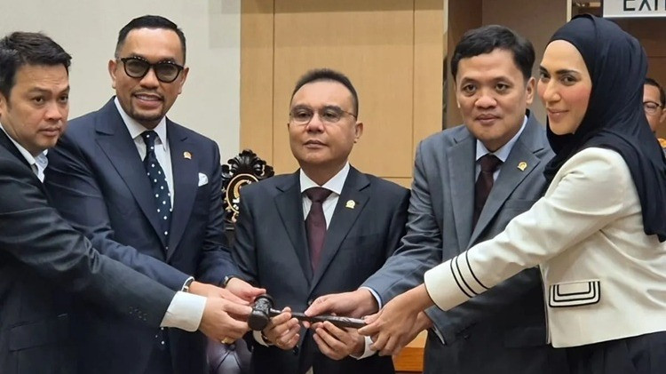 Wakil Ketua DPR RI Sufmi Dasco Ahmad berfoto bersama Ahmad Sahroni dan jajaran pimpinan Komisi III DPR RI di kompleks parlemen, Jakarta, Kamis (19/2/2026).