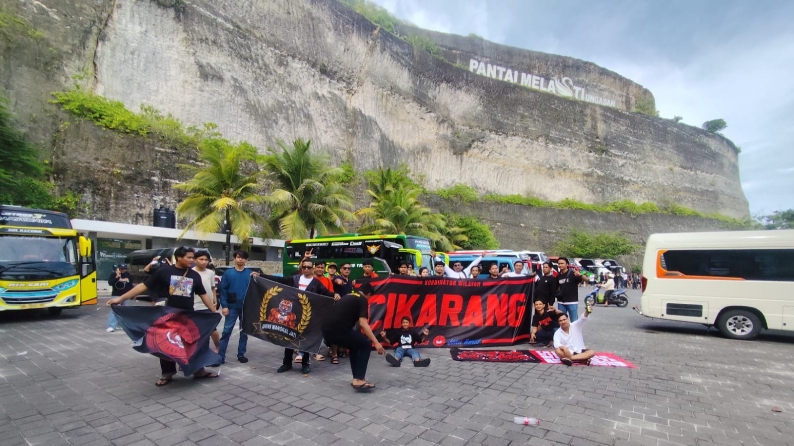 Jejak Perjalanan Jakmania Away ke Bali: Bukan hanya Dukung Persija tapi Pengaruhi Pertumbuhan Ekonomi Lokal
            - galeri foto