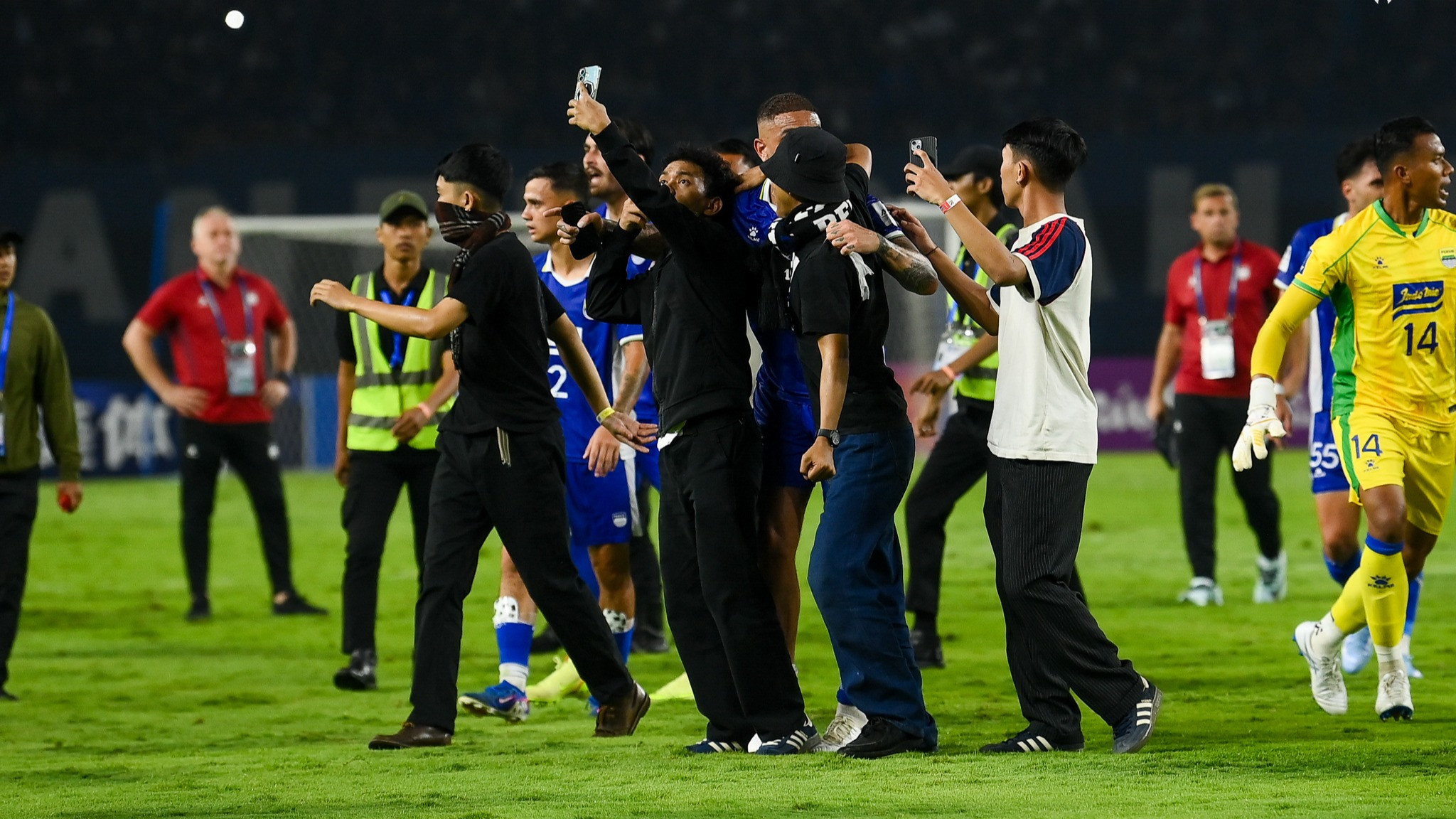 Media Vietnam Ikut Komentari Kerusuhan di Laga Persib vs Ratchaburi FC
            - galeri foto