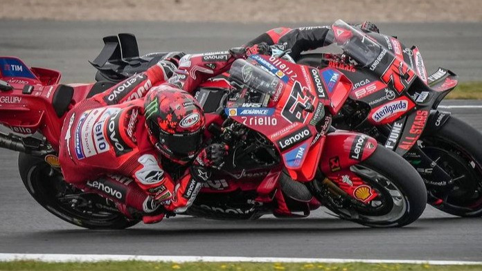 Marco Bezzecchi Tanggapi Kabar Francesco Bagnaia yang Kian Santer Dirumorkan Pindah ke Aprilia: Bukan Urusan Saya!
            - galeri foto