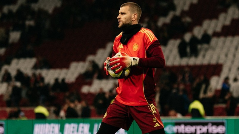 Gagal Catat Clean Sheet saat Debut untuk Ajax, Maarten Paes Panen Kritikan dari Suporter Belanda
            - galeri foto