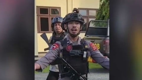 Tak Ada Ampun! Kapolri Perintahkan Hukuman Berat ke Bripda Masias Siahaya Pelaku Penganiayaan Pelajar hingga Tewas
            - galeri foto