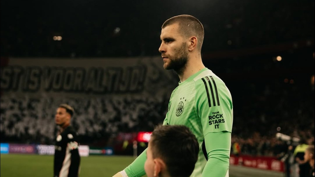 Debut Gemilang Maarten Paes di Ajax Amsterdam: 7 Save Spektakuler, Langsung Jadi Kiper Nomor 1?
            - galeri foto
