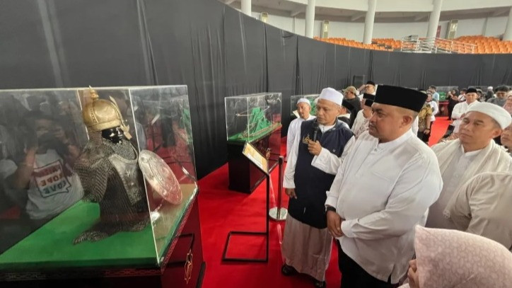 Surban, Sandal, hingga Rambut Nabi Muhammad SAW Dipamerkan di Bogor, Destinasi Religi Ramadhan 2026
            - galeri foto