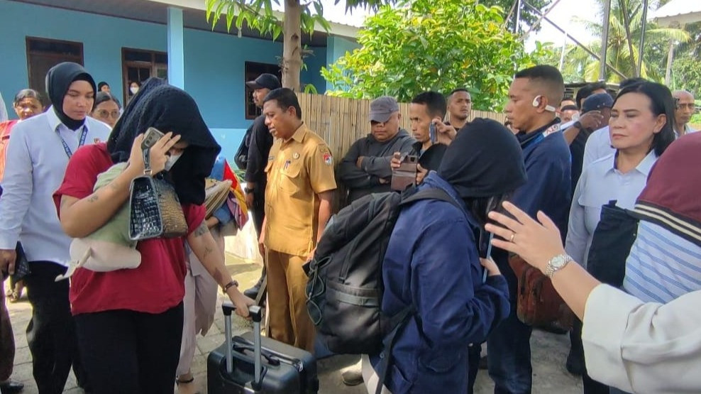 Carter Pesawat, KDM Terbang ke NTT Jemput 12 Warga Jabar yang Dipaksa Jadi Pemandu Karaoke
            - galeri foto