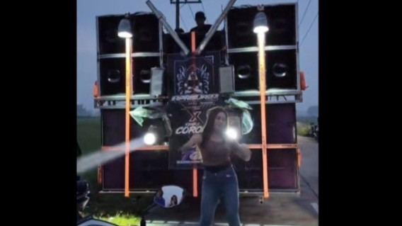 Dancer Seksi di Jombang Bangunin Sahur Warga dengan Joget Pakai Sound Horeg
            - galeri foto