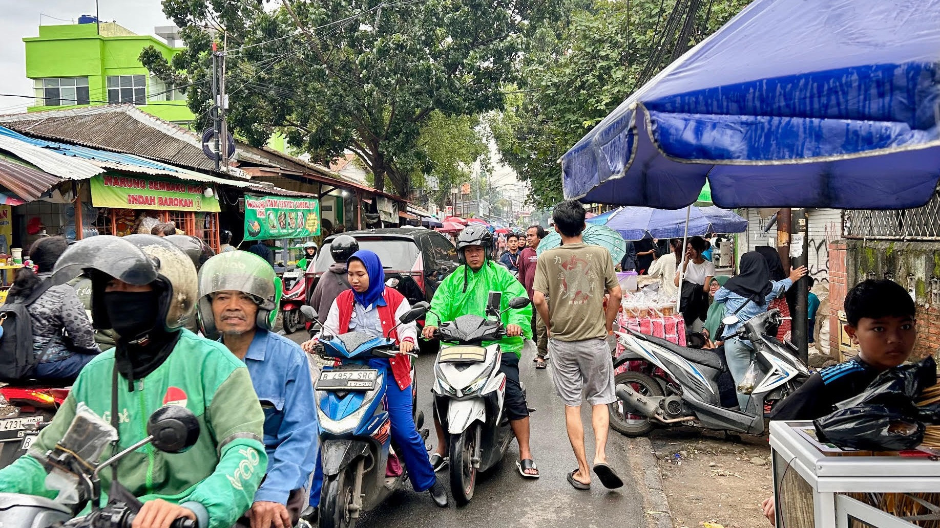 Ibu Rumah Tangga Coba Peruntungan Jual Takjil, Sumiyati: Bantu Suami Cari Duit Untuk Mudik ke Bantul
            - galeri foto