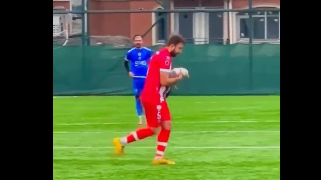 Detik-Detik Mengharukan di Lapangan Istanbul: Burung Camar Terkena Bola Kiper, Pemain Sigap Lakukan CPR
            - galeri foto