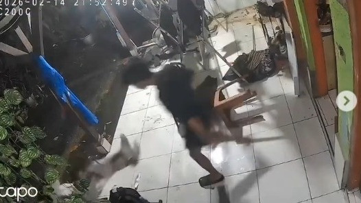 Teganya NT! Viral Sejoli 3 Tahun Pacaran, Laki-lakinya Kasar dan Ketangkap Kamera Menendang Pacar Buat Netizen Jengkel
            - galeri foto