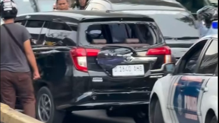 Viral! Mobil Diamuk Massa Setelah Lawan Arah di Kemacetan dan Menabrak Pengguna Jalan di Gunung Sahari
            - galeri foto