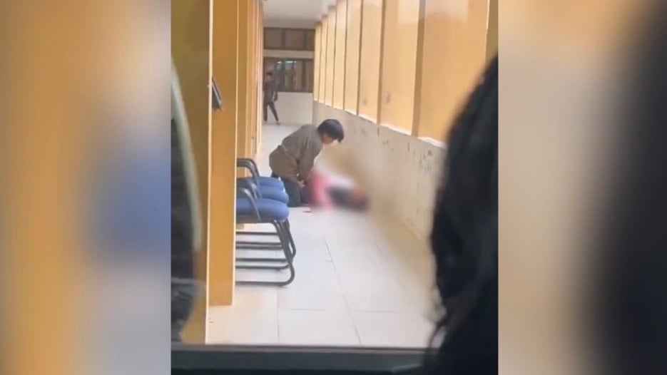 Gelap Mata Karena Asmara, Pria Nekat Bacok Mahasiswi UIN Suska Riau di Area Kampus Jelang Sidang Skripsi
            - galeri foto