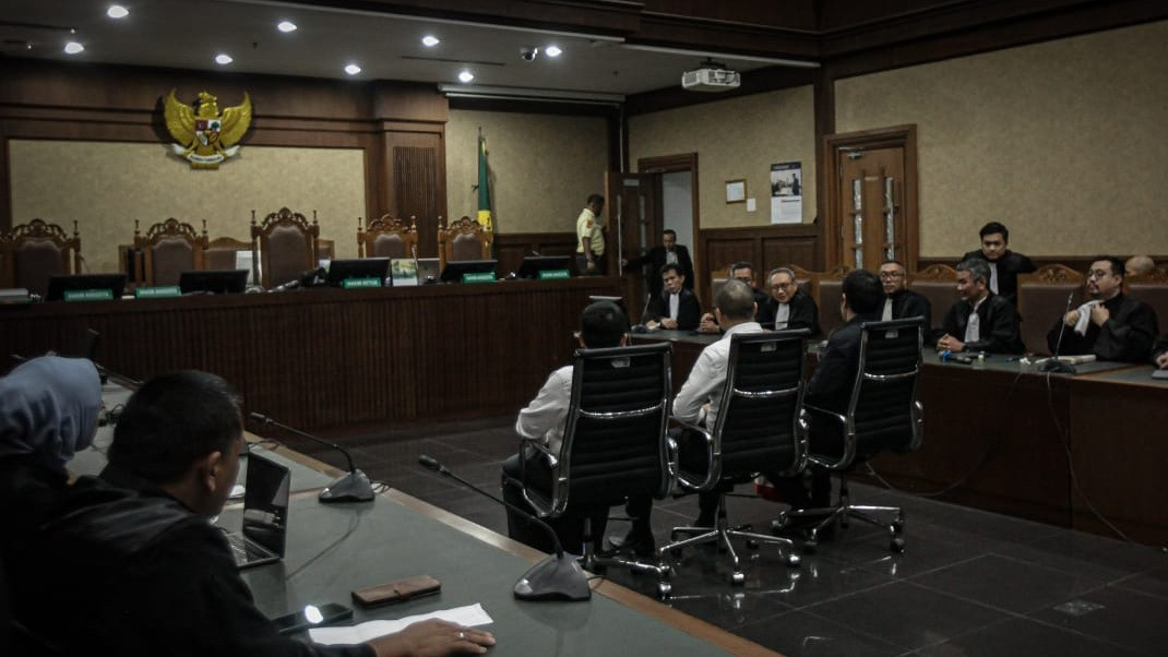 Berita Foto: Kerry Adrianto Divonis 15 Tahun Penjara, Wajib Bayar Uang Pengganti Rp2,9 Triliun
            - galeri foto