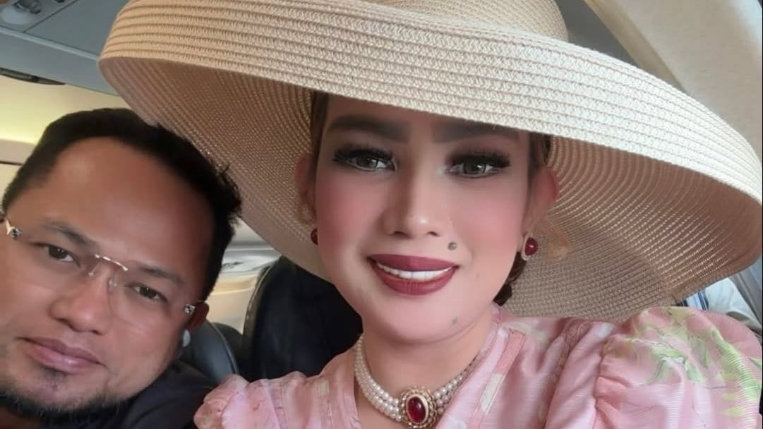 Efek Gaduh Mobil Dinas Rp8,5 Miliar, Gaya Nyentrik Syarifah Suraidah Istri Gubernur Kaltim ala Noni Belanda Disorot
            - galeri foto