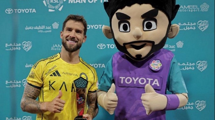 Setelah Cetak Brace, Inigo Martinez Tak akan Perpanjang Kontrak dengan Al Nassr?
            - galeri foto