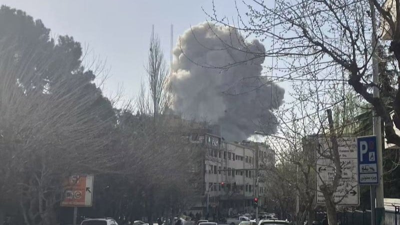 Ratusan Ribu Warga Iran Turun ke Jalan, Demo Kutuk Keras Serangan AS dan Israel Atas Kematian Khamenei
            - galeri foto