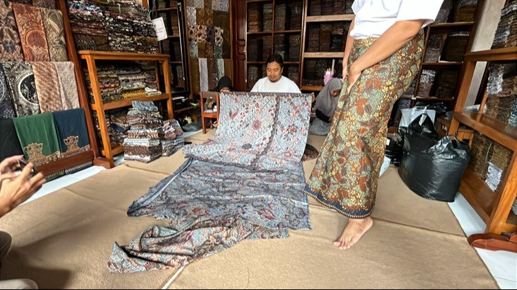 Berkah Ramadhan, Penjualan Sarung Batik Kudus Meroket hingga Tembus Pasar Mancanegara
            - galeri foto