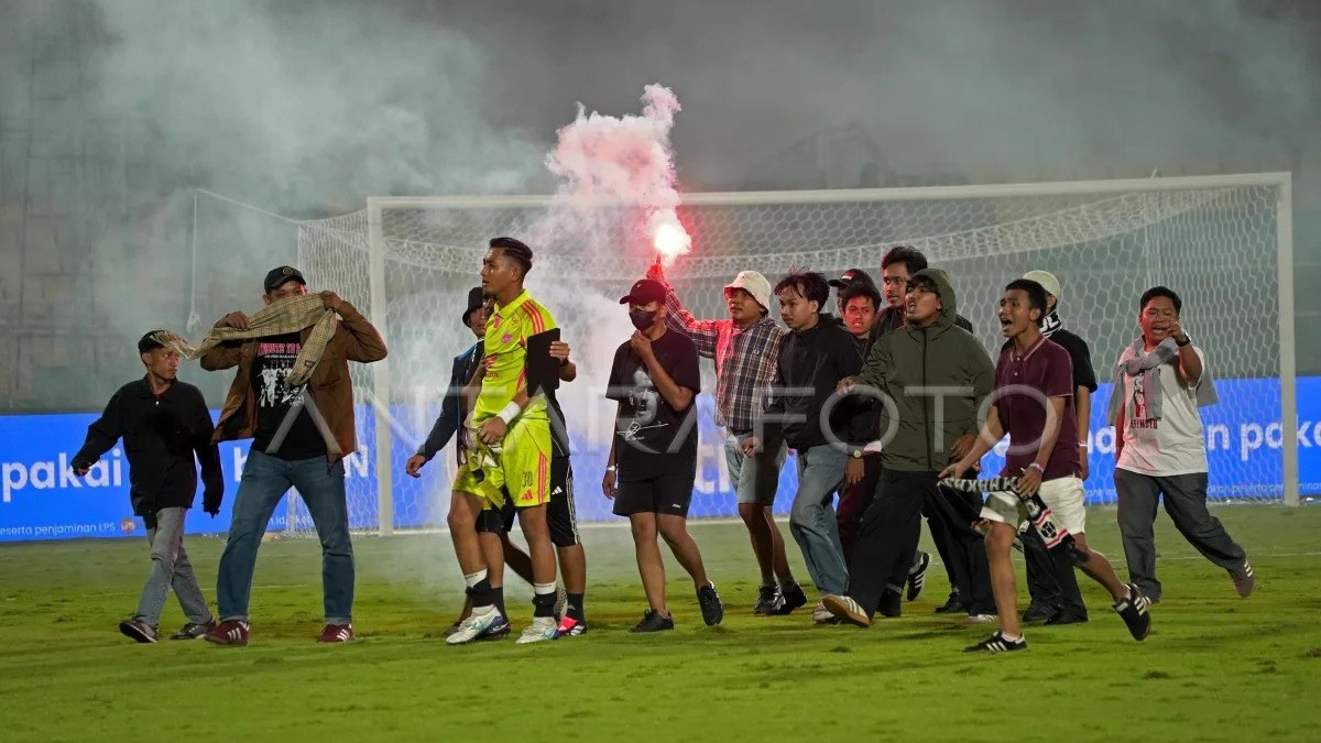 Imbas 4 Kekalahan Beruntun hingga Mendekat ke Zona Merah, Suporter PSM Makassar Turun ke Lapangan
            - galeri foto