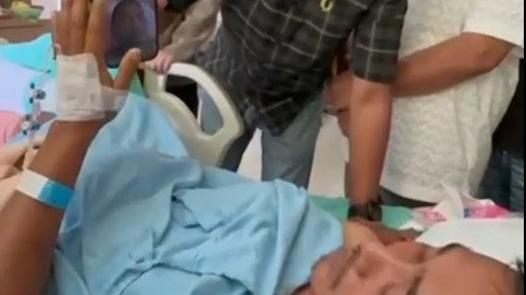 Masih Pakai Selang Oksigen, Bos Rokok HS Muhammad Suryo Minta Maaf Pada Pengendara Jupiter MX: Saya Kehilangan Istri
            - galeri foto