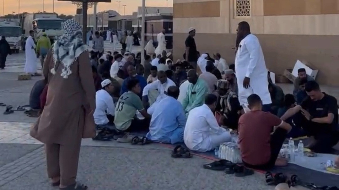 Situasi orang-orang yang Sedang Berbuka Puasa