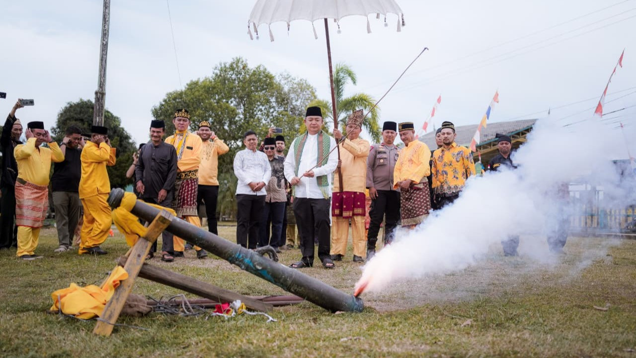 Bupati Ketapang Alexander Wilyo Hadiri Buka Puasa Bersama di Keraton Kerajaan Matan Tanjungpura, Disambut Dentuman Meriam Pusaka Padam Pelita
            - galeri foto