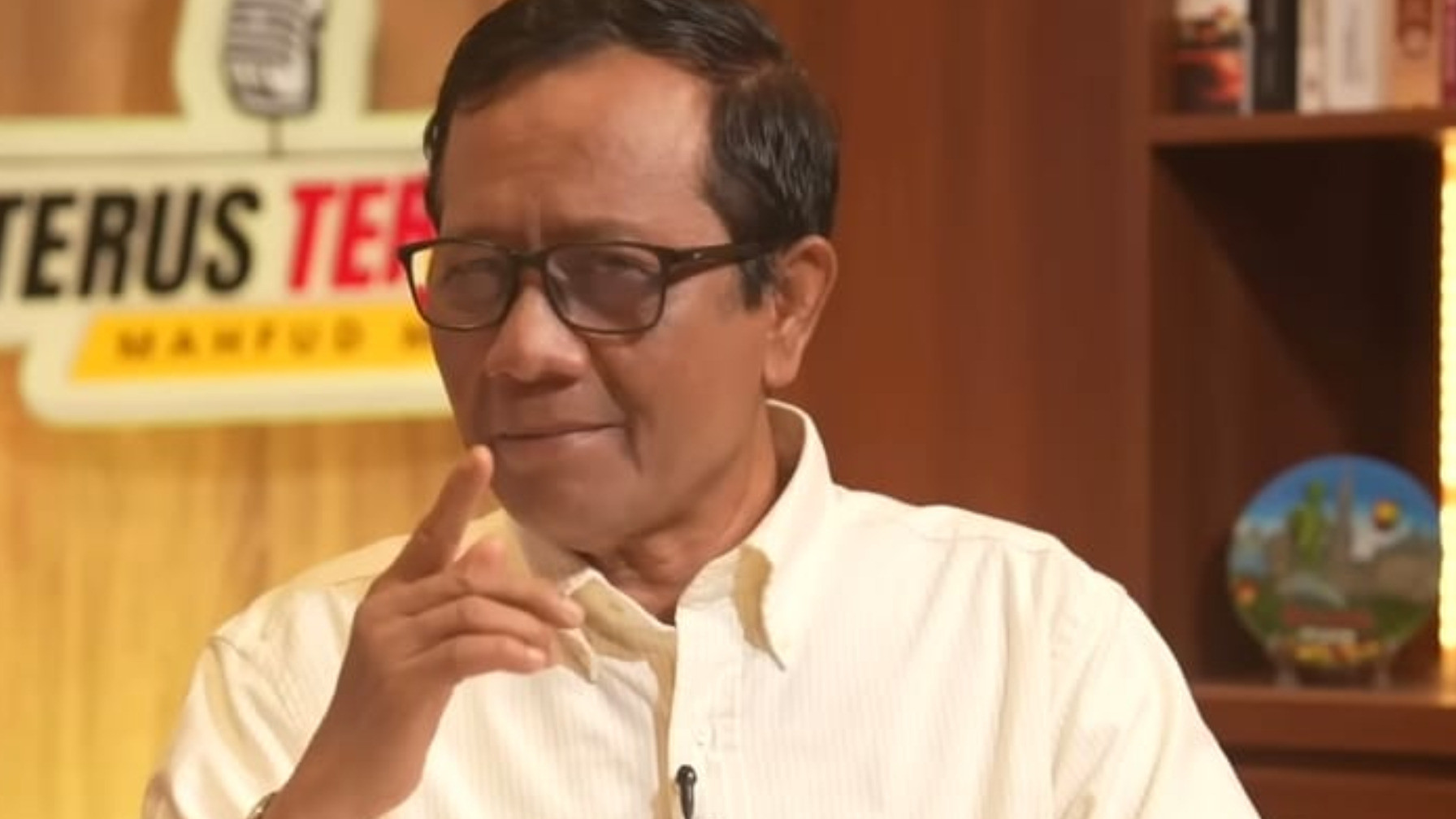 Tak Habis Pikir sama Ucapan Dwi Sasetyaningtyas, Mahfud MD Sindir Pedas: Cinta Indonesia
            - galeri foto