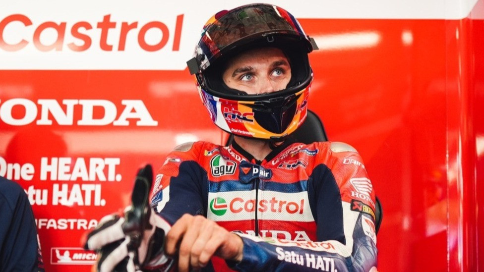 Disebut-sebut Bakal Gabung Yamaha Pada MotoGP 2027, Adik Tiri Valentino Rossi Langsung Buka Suara: Saya Adalah yang Terbaik!
            - galeri foto