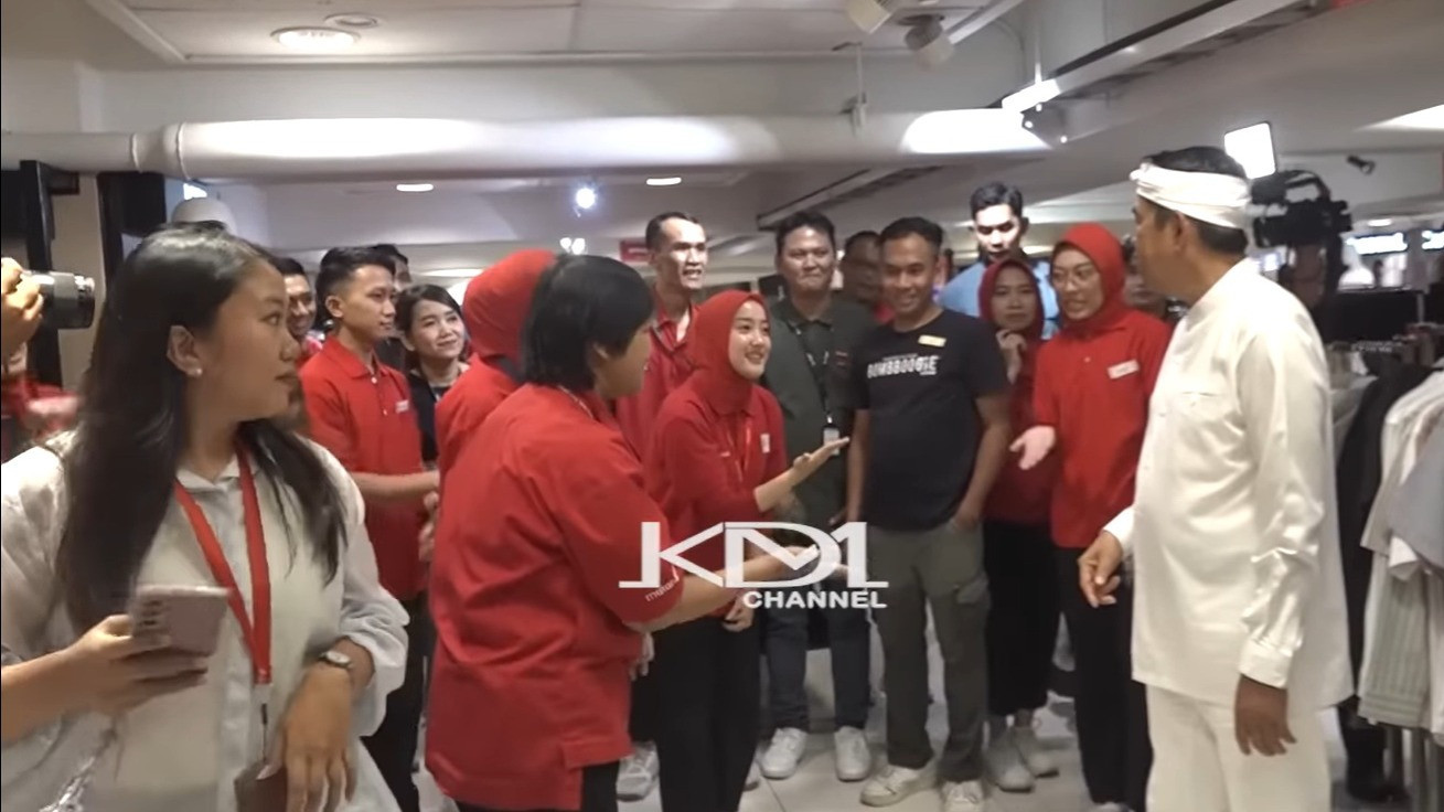 Terkesan dengan Video Viral Hasna-Hasni, KDM Beri Pujian hingga Datangi Tempat Kerja Gadis Kembar Tunarungu
            - galeri foto