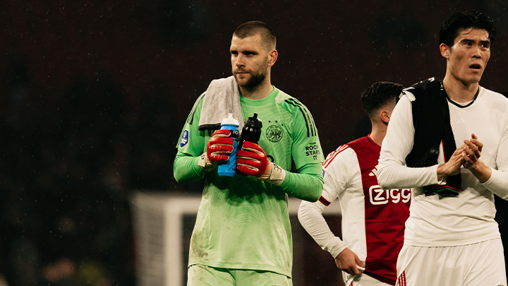 Dibobol 3 Gol oleh Groningen, Maarten Paes Blak-blakan Soal Kondisi Ruang Ganti Ajax: Kami Saling Mengatakan Kebenaran
            - galeri foto