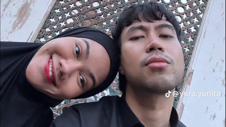 Kenang Vidi Aldiano, Yura Yunita Ungkap Keinginan yang Belum Sempat Terwujud Bersama
            - galeri foto