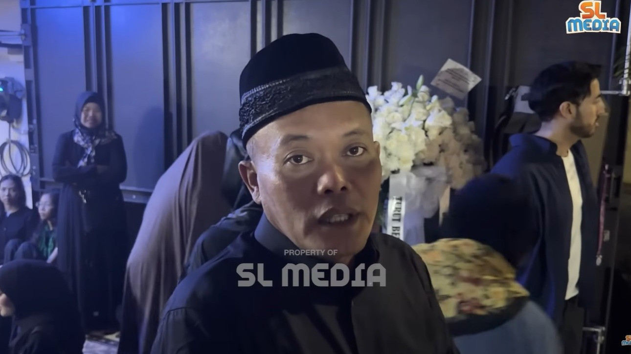 Sule Melayat ke Rumah Vidi Aldiano di Tengah Hujan Deras, Kenang Momen Pernah Jadi Surprise Ultah
            - galeri foto