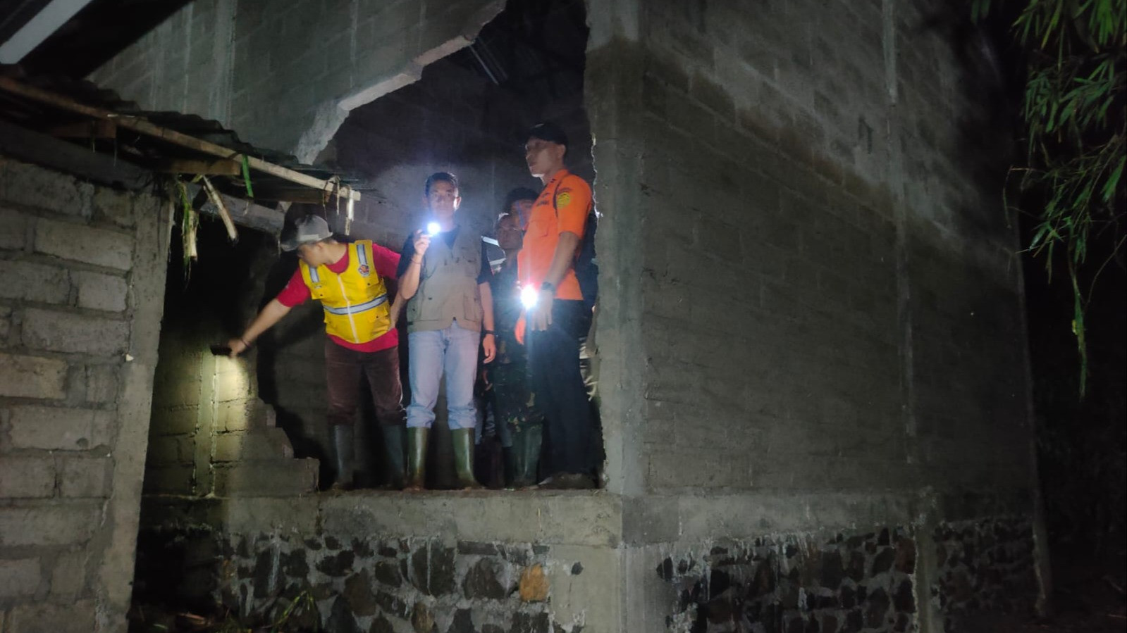 Satu Orang Tewas dan Tiga Warga Dilaporkan Hilang Usai Banjir Bandang Terjang Buleleng Bali
            - galeri foto