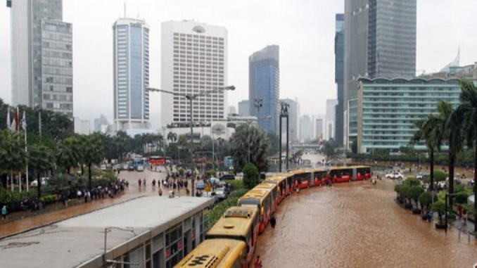 Banjir Jakarta Hari Ini Senin 9 Maret 2026, Catat Tiga Rute TransJakarta Ini Dialihkan Akibat Masih Terendam
            - galeri foto