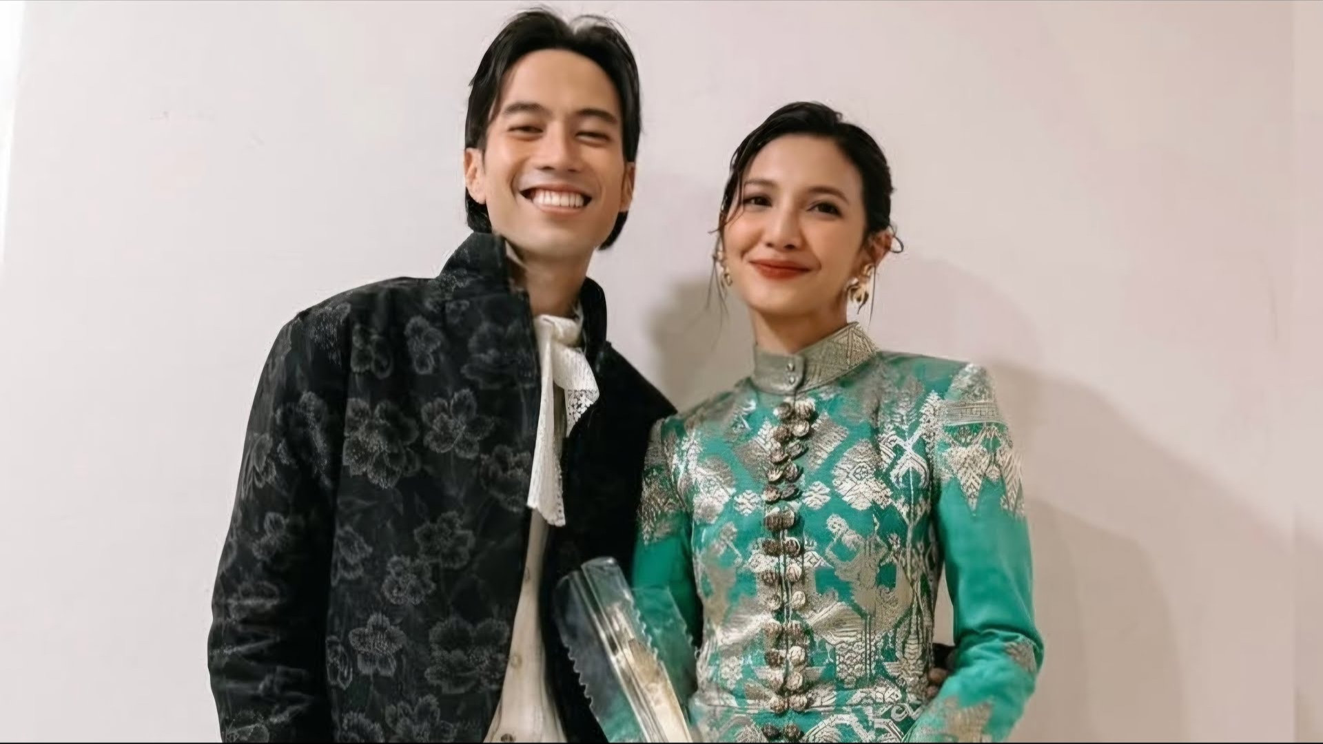 Banyak Teman Hadir di Pemakaman, Raisa Akui Bersyukur Punya Sahabat seperti Vidi Aldiano
            - galeri foto