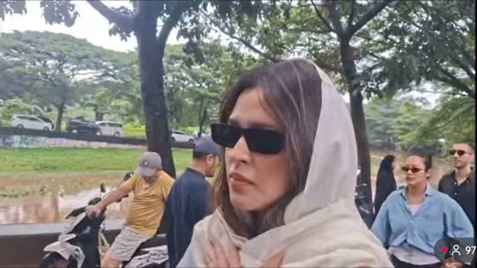 Banyak Teman Hadir di Pemakaman, Raisa Akui Bersyukur Punya Sahabat seperti Vidi Aldiano
            - galeri foto