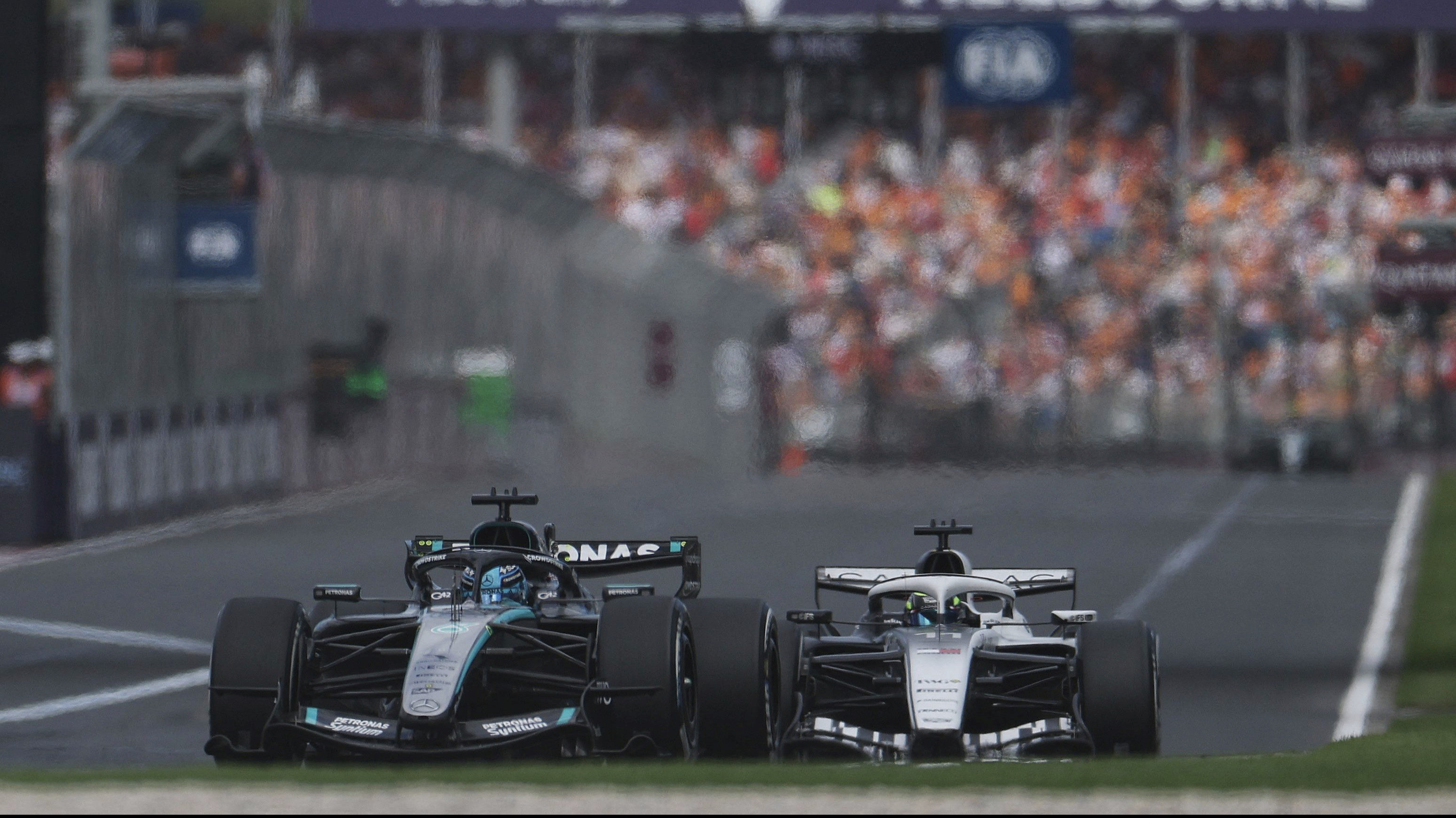 Dua pembalap Mercedes, George Russell dan Kimi Antonelli