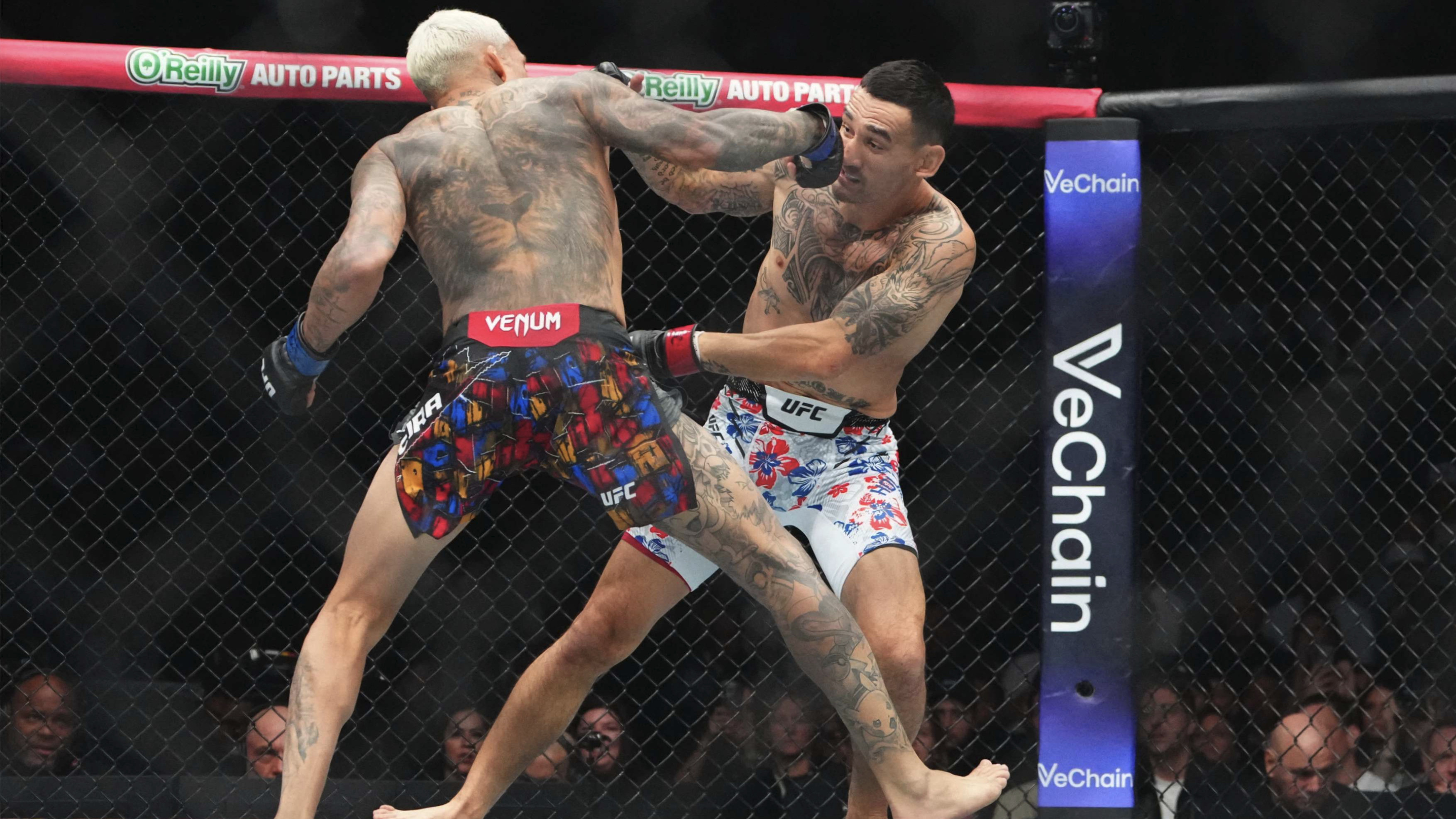 UFC 326: Max Holloway (putih) vs Charles Oliveira