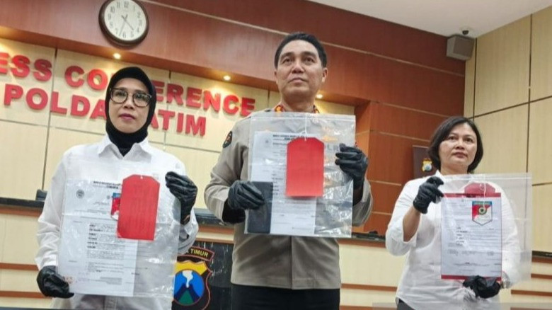 Polisi menunjukkan barang bukti saat merilis kasus kekerasan seksual dengan tersangka Ketua Pengurus Provinsi Kick Boxing Indonesia (Pengprov KBI) Jatim di Mapolda setempat, Senin (9/3/2026).